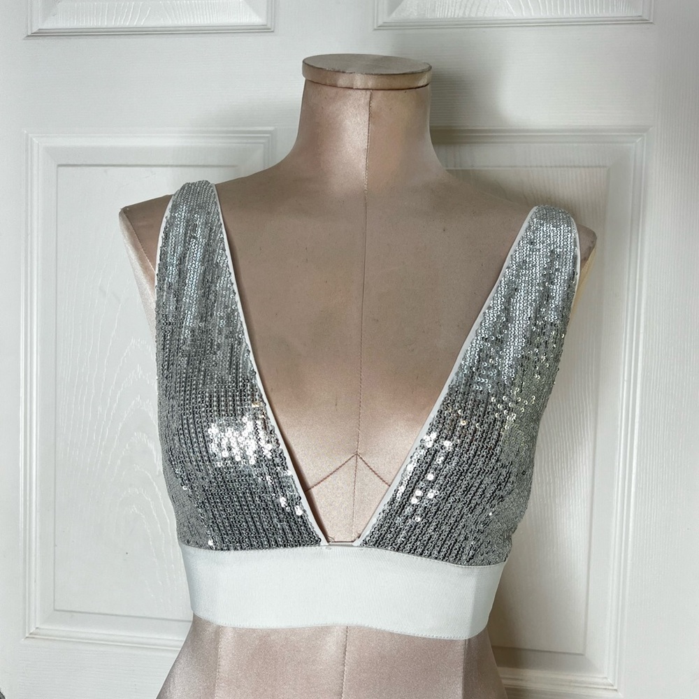 Alice + Olivia Silver Sequin V-Neck Crop Top Sz 0